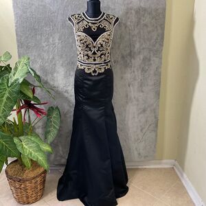 NWT Amely Formal Maxi Pageant Gown Dress Women's Size M Beaded short sleeve
